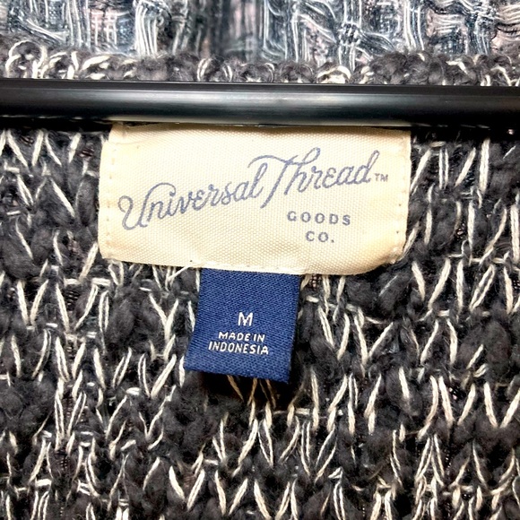 Universal Thread grey and white knitted v neck sweater size medium. - Picture 2 of 9